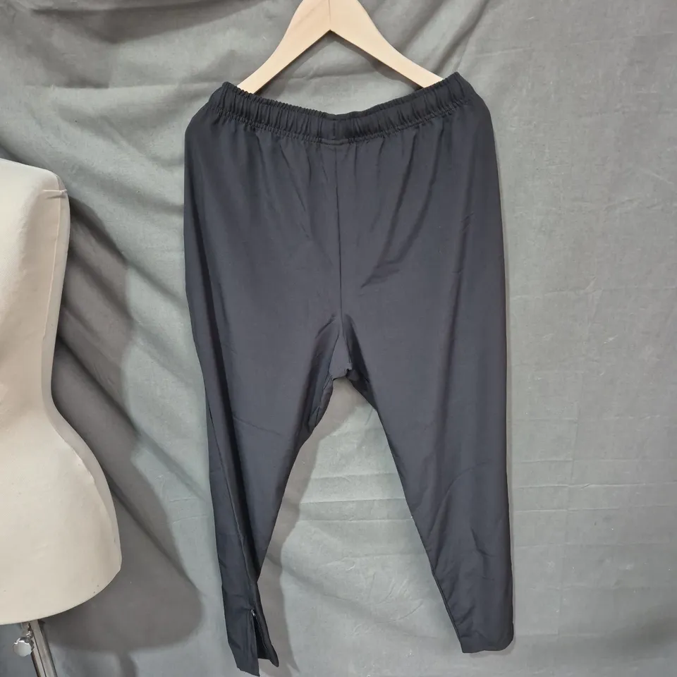GYMSHARK JOGGERS - SIZE M 