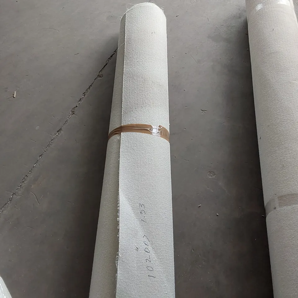 ROLL OF QUALITY ROMNEY FAIRFIELD // SIZE: APPROX 1.53 X 4m
