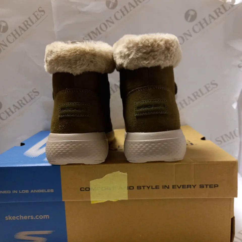 SKETCHERS ON THE GO BOOTS SIZE 4.5