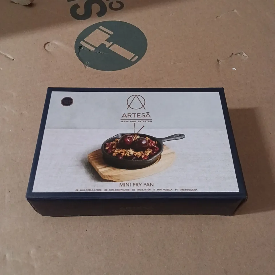 BOXED ARTESÀ CAST IRON 11cm MINI FRY PAN WITH WOODEN BOARD (SET OF 5)