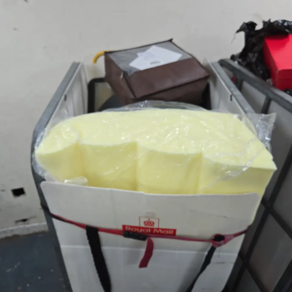 CAGE OF APPROXIMATELY 15 ASSORTED ITEMS TO INCLUDE: HOUSE PLANT POTTING SOIL 