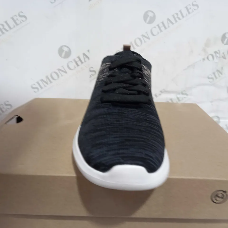 BOXED PAIR OF CLARKS TRAINERS BLACK AND GREY SIZE 6