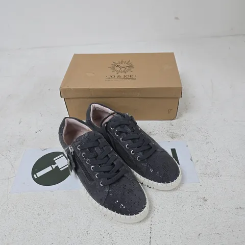JO & JOE PORTO GREY SNEAKERS – UK SIZE 7