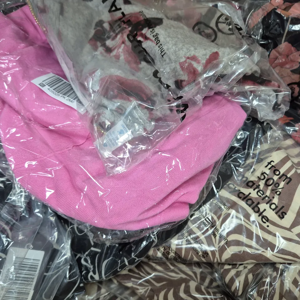 BOX OF APPROXIMATELY 20 ASSORTED CLOTHING AND FASHION ITEMS IN VARIOUS STYLES, SIZES, AND COLOURS - COLLECTION ONLY
