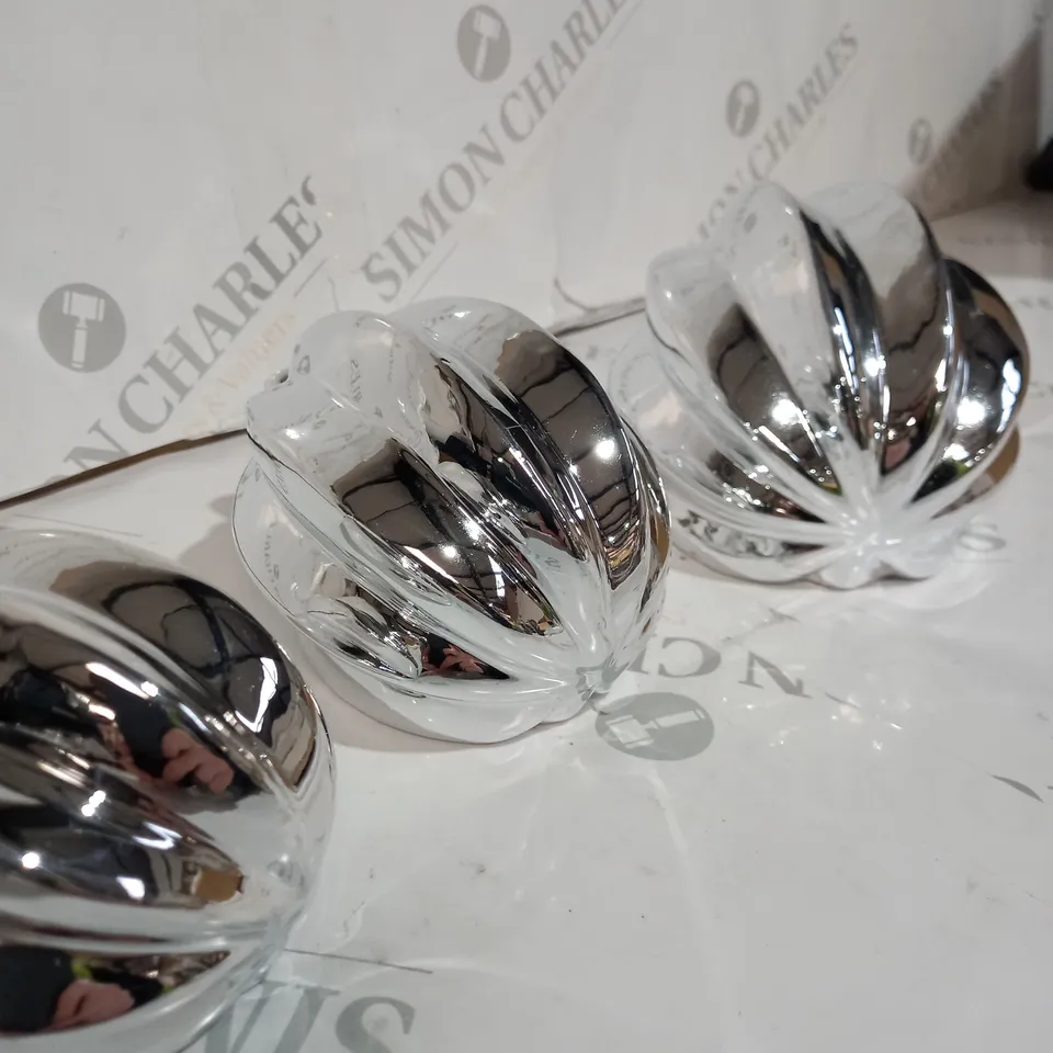 KELLY HOPPEN SET OF 3 TABLETOP DECORATIONS, SILVER