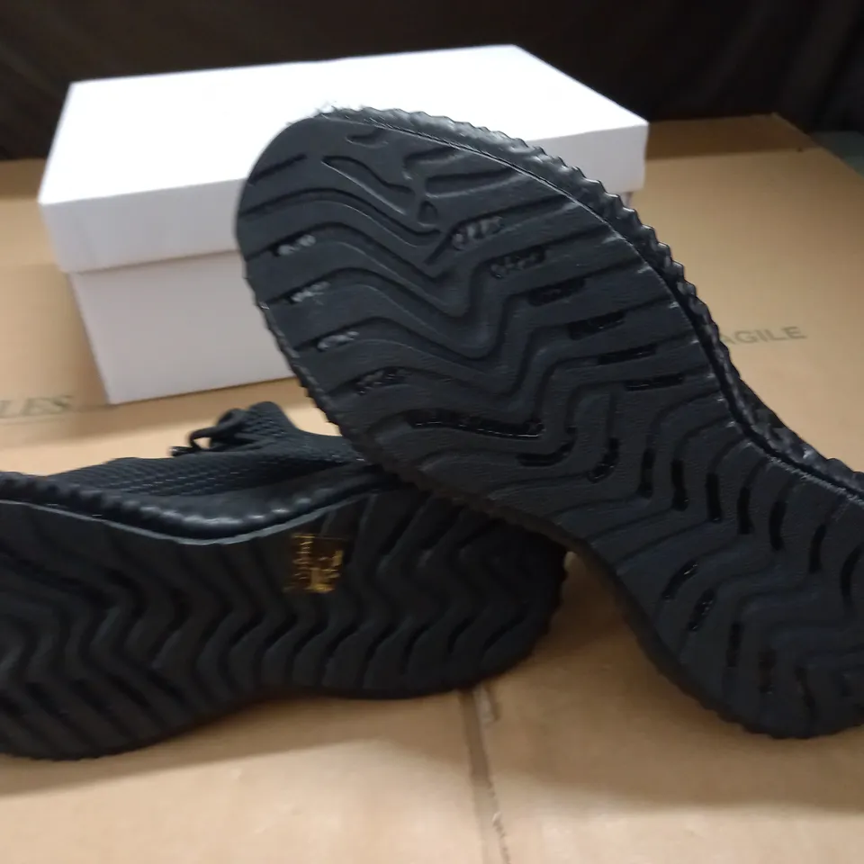 BOXED PAIR OF BEE INSPIRED COLE RUNNER BLACK/REFLECTIVE TRAINERS - EU 45