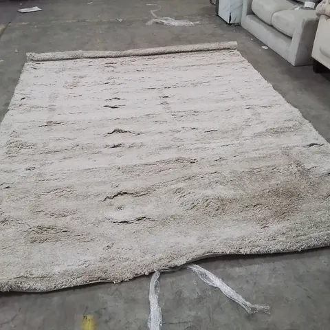 QUALITY DESIGNER AREA RUG APPROXIMATELY 290X210CM