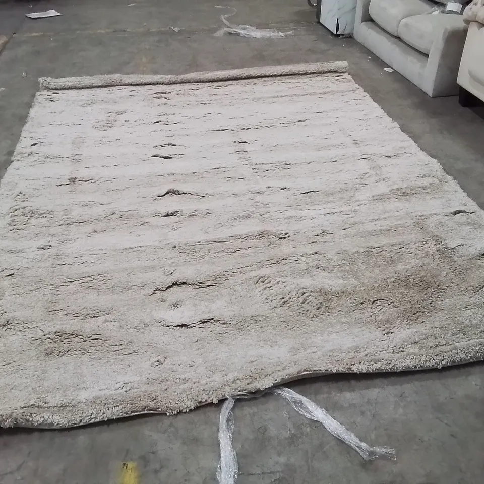 QUALITY DESIGNER AREA RUG APPROXIMATELY 290X210CM