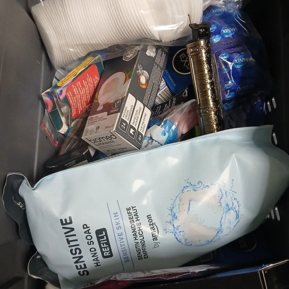 APPROXIMATELY 15 ASSORTED HEALTH & BEAUTY PRODUCTS TO INCLUDE BIOMED SUPERWHITE TOOTHPASTE, PASANTE CONDOMS, HAND SOAP ETC 