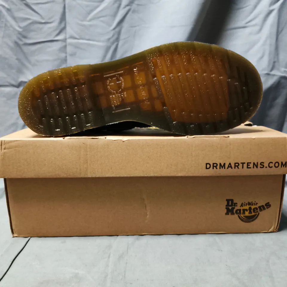 BOXED PAIR OF DR MARTENS POLLEY SHOES IN BLACK SIZE UK 7