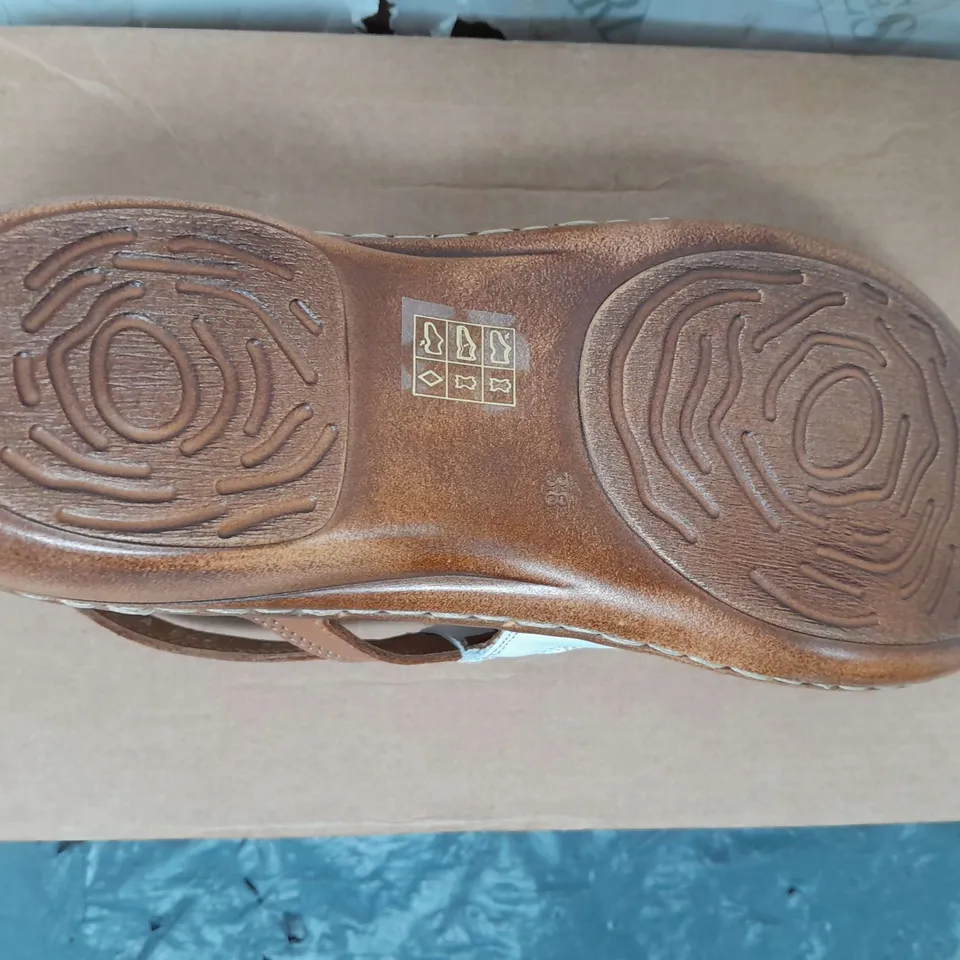 BOXED PAIR OF ADESSO TAYLOR STRAPPY SANDALS IN TAN SIZE 5