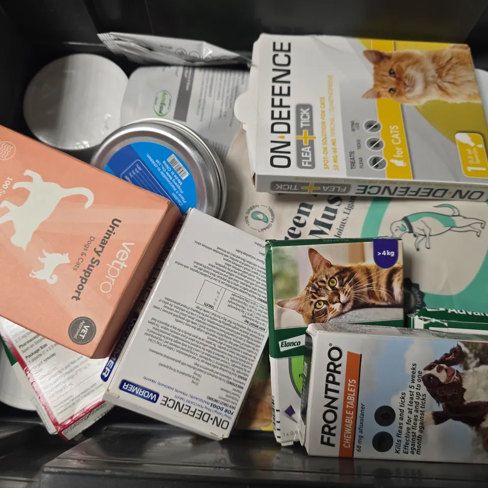 TOTE OF APPROXIMATELY 14 ASSORTED PET ITEMS TO INCLUDE - BUGALUGS SHAMPOO , FRONTLINE PLUS , CALM  K9 CALMING BALM ETC
