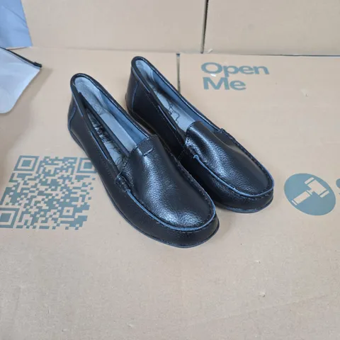 DOWN TO EARTH MENS BLACK LEATHER LOAFERS – SIZE 6