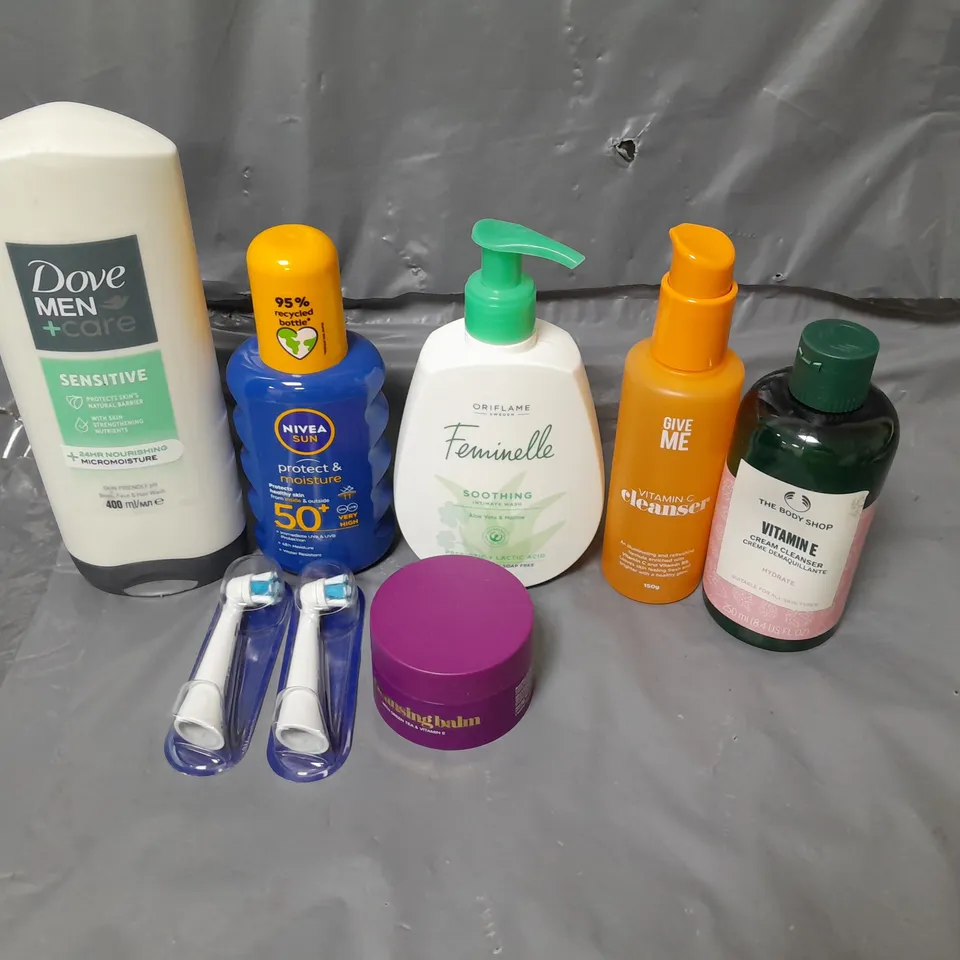 APPROXIMATELY 20 ASSORTED COSMETICS PRODUCTS TO INCLUDE - DOVE MEN SENSITIVE WASH - NIVEA SUN CREAM - FEMINELLE WASH - ETC