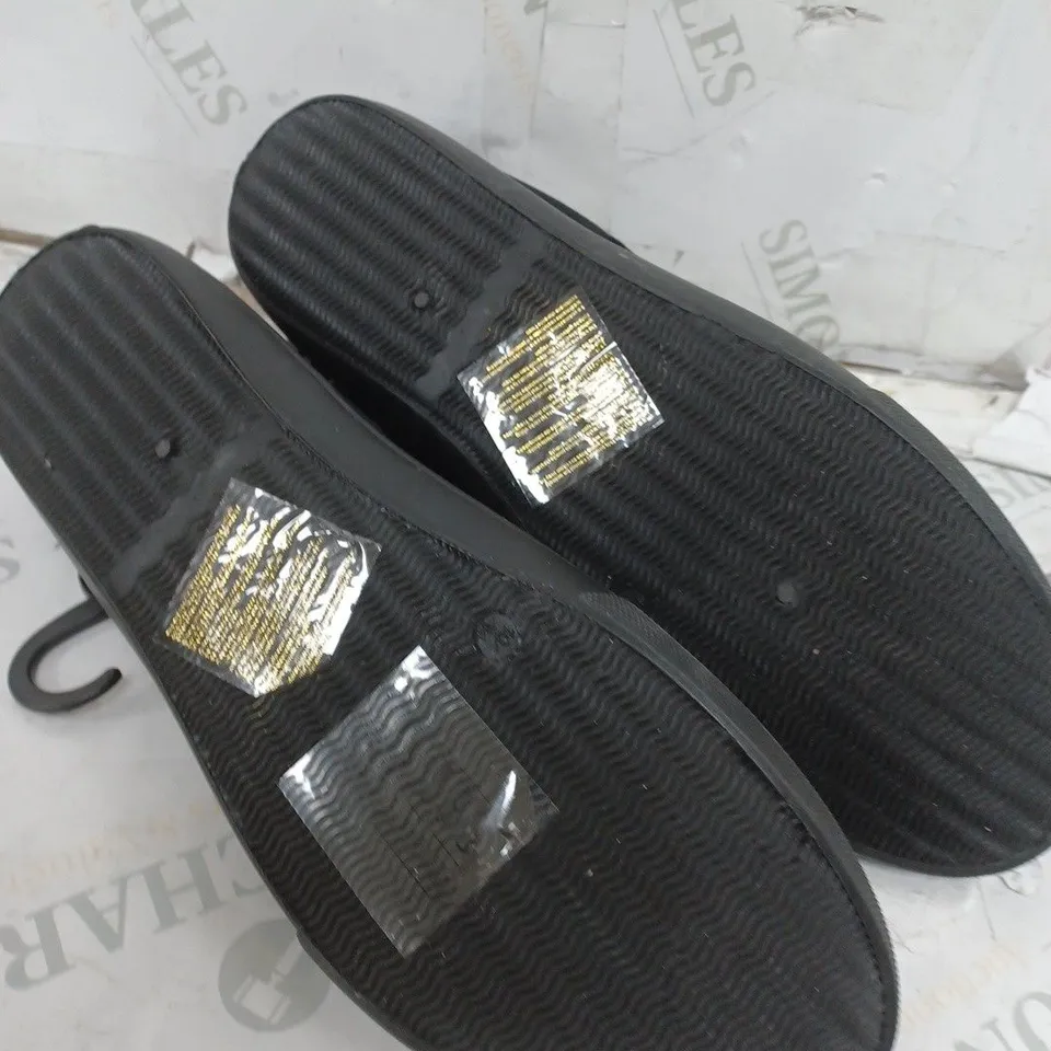BOX OF APPROXIMATELY 6 LOW BLACK PUMP SHOES 