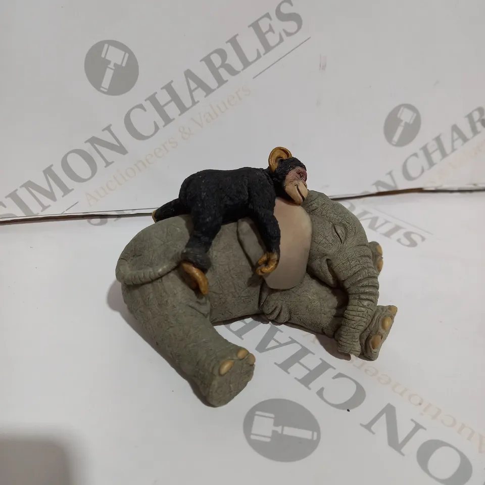 TUSKERS ELEPHANTS - 90886 - HENRY AND TAKA THE CHIMP 'PEACE AT LAST