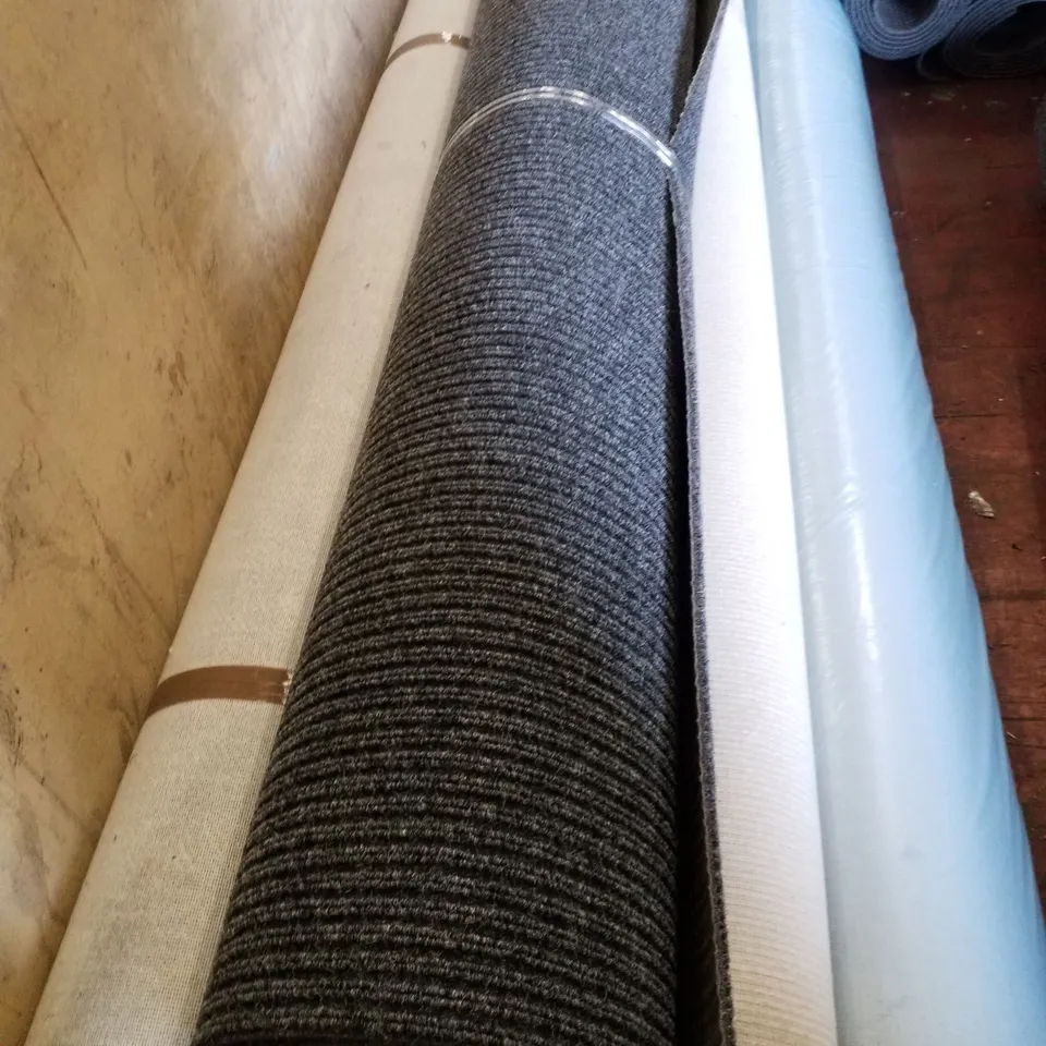 ROLL OF QUALITY LOOP PILE CARPET IN BLACK/WHITE - SIZE UNSPECIFIED