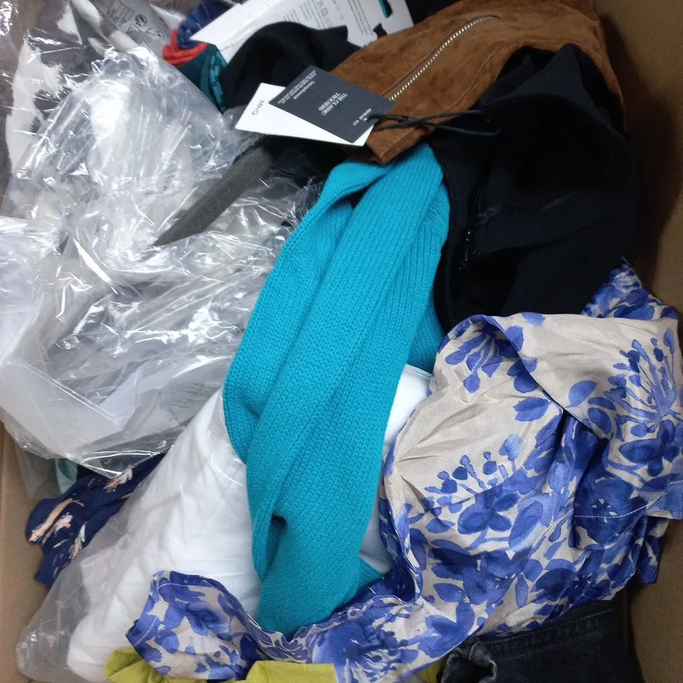 LARGE BOX OF ASSORTED CLOTHING TO INCLUDE - JEANS - TOPS - JUMPERS - TROUSERS
