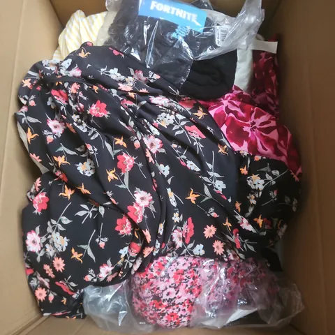 BOX CONTAINING A MIX OF APPROXIMATELY 25 ASSORTED CLOTHING ITEMS