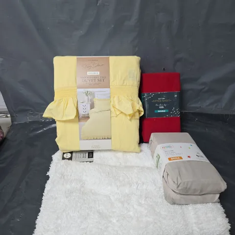APPROXIMATELY 20 ASSORTED HOMEWARE ITEMS TO INCLUDE EASY CARE FITTED SHEET DOUBLE, EGYPTIAN COTTON FITTED SHEET, SMOCKED FRILL EDGE DUVET SET, ETC - COLLECTION ONLY