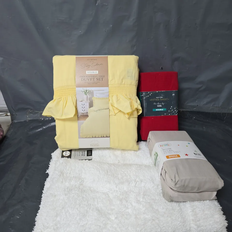 APPROXIMATELY 20 ASSORTED HOMEWARE ITEMS TO INCLUDE EASY CARE FITTED SHEET DOUBLE, EGYPTIAN COTTON FITTED SHEET, SMOCKED FRILL EDGE DUVET SET, ETC - COLLECTION ONLY