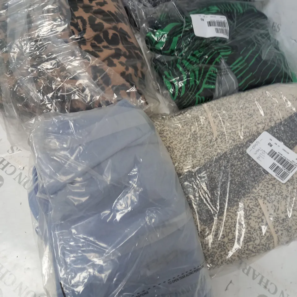 BOX OF APPROXIMATELY 10 CLOTHING ITEMS TO INCLUDE JUMPER, DRESS, TOP ETC