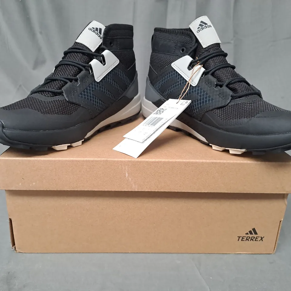 BOXED PAIR OF ADIDAS TERREX TRAILMAKER SHOES IN BLACK/GREY UK SIZE 4.5