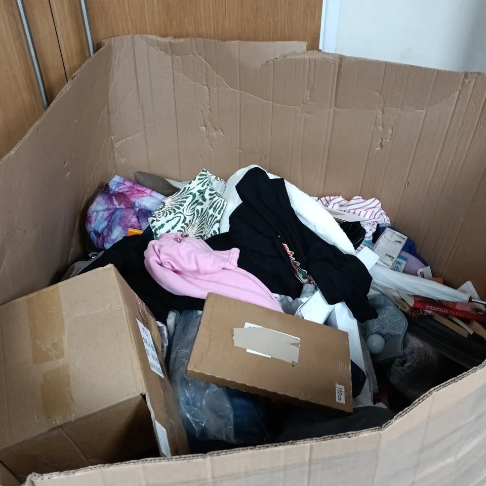 PALLET TO CONTAIN A LARGE AMOUNT OF ASSORTED HOUSEHOLD ITEMS TO INCLUDE CLOTHING, BOOKS ETC