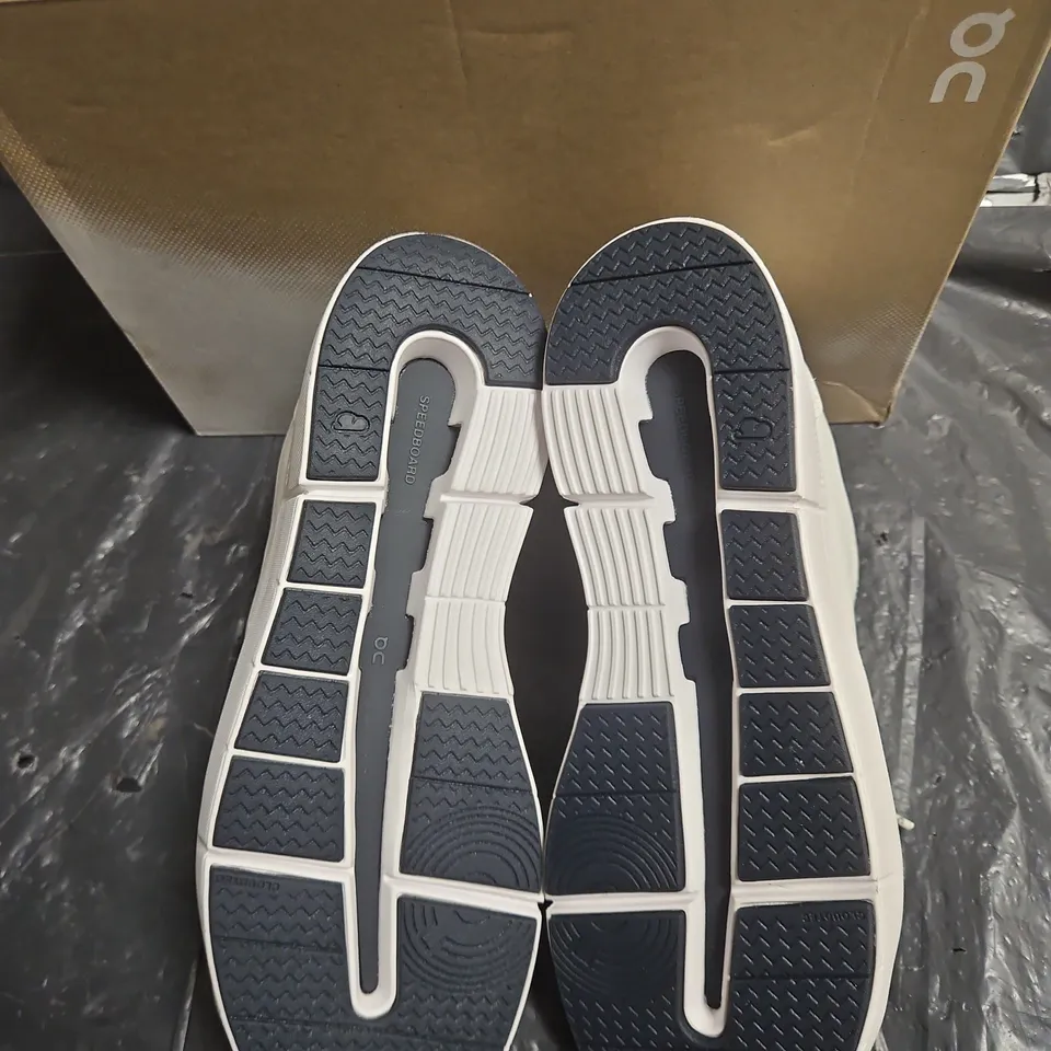 ON RUNNING THE ROGER SNEAKERS – WHITE/BLUE, BOXED THE ROGER ADVANTAGE TUK SIZE 8