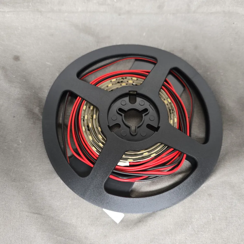 APPROXIMATELY 30 VENTA 335 WHITE FLEXIBLE LED STRIPS (ILQ.95)