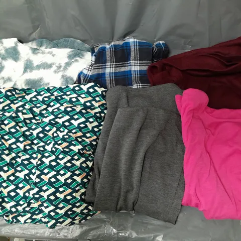 BOX OF APPROXIMATELY 20 ASSORTED CLOTHING ITEMS IN VARIOUS STYLES, COLOURS AND SIZES