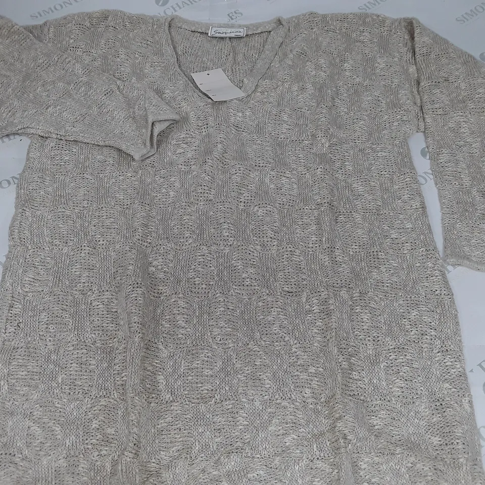 LOT OF APPROXIMATELY 20 V-NECK JUMPERS IN CREAM - SIZE UNSPECIFIED