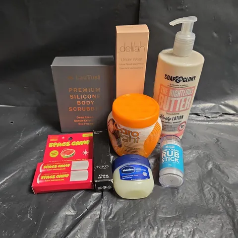 APPROXIMATEY 20 ASSORTED HEALTH AND BEAUTY PRODUCTS TO INCLUDE - SPACE CAMP LIP BALM - KIKO 3D HYDRA LIP GLOSS - SOAP&GLORY BODY LOTION - ETC