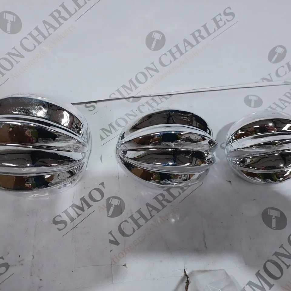 KELLY HOPPEN SET OF 3 TABLETOP DECORATIONS, SILVER