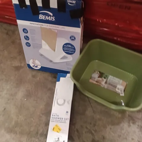 PALLET OF ASSORTED ITEMS INCLUDING - TOILET SEAT, CAT LITTER TRAY, BATH SHOWER SET 