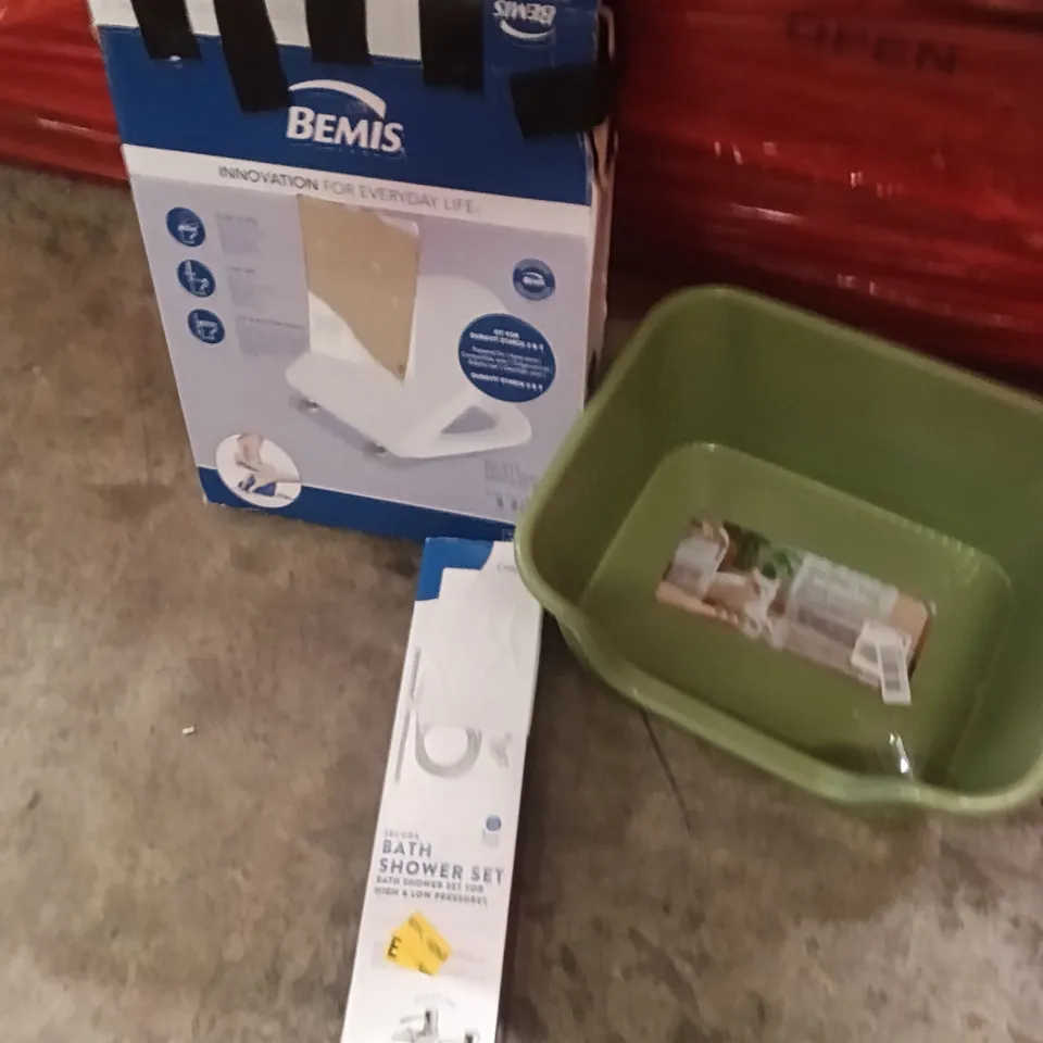 PALLET OF ASSORTED ITEMS INCLUDING - TOILET SEAT, CAT LITTER TRAY, BATH SHOWER SET