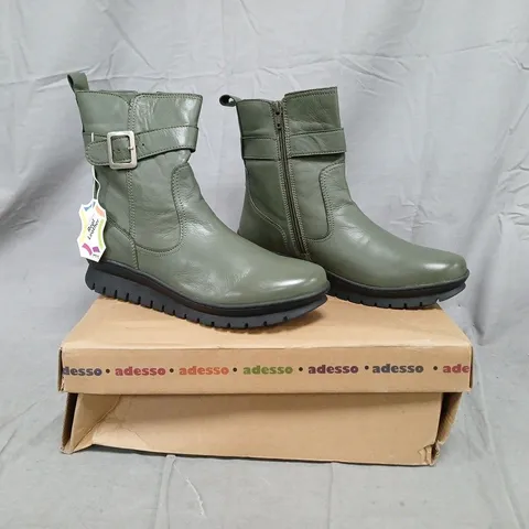 BOXED PAIR OF ADESSO ROBIN LEATHER BOOTS IN OLIVE SIZE 6