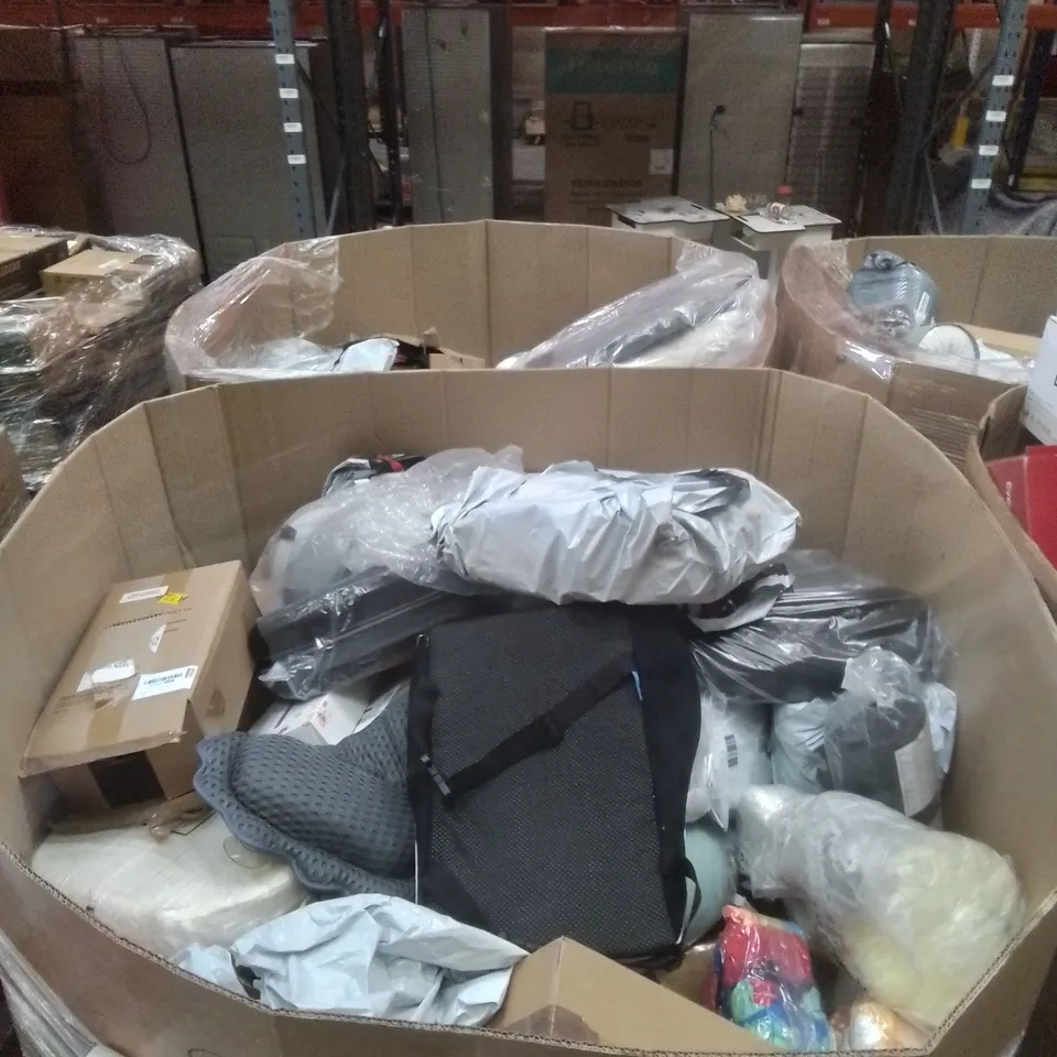 PALLET CONTAINING LARGE QUANTITY OF HIGHSTREET SOFT ITEMS TO INCLUDE, SUPERSOFT SEAT CUSHIONS, ULTRASMOOTH NECK PILLOWS, MEMORY FOAM BACK CUSHIONS ETC