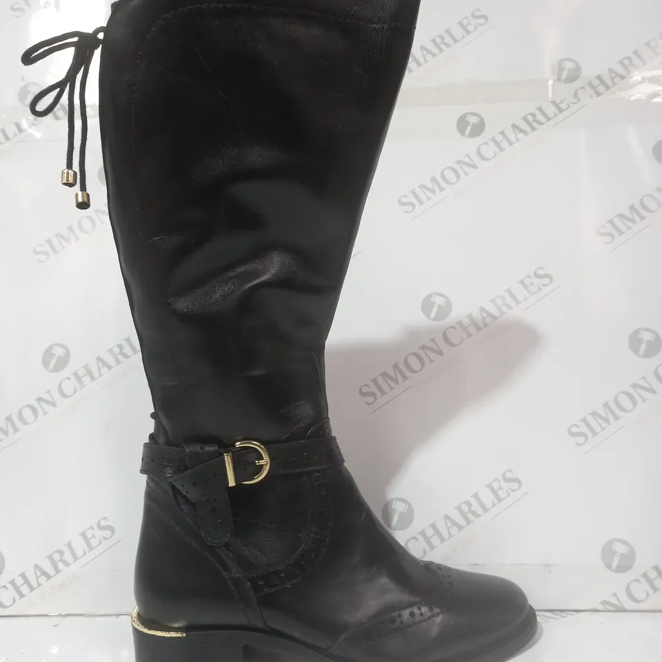 BOXED PAIR OF MODA IN PELLE SASSKIA KNEE HIGH BOOTS IN BLACK SIZE 6