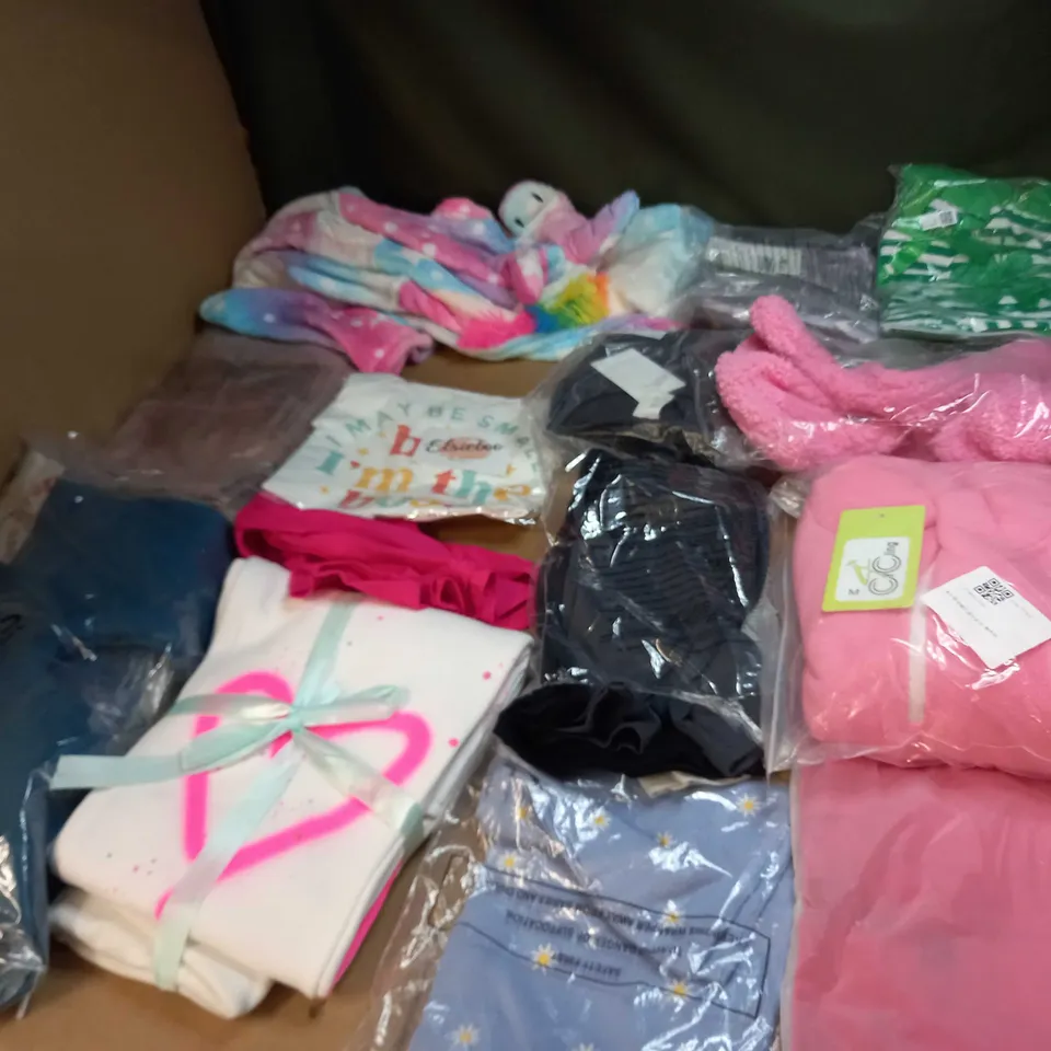 BOX OF APPROX. 40 ASSORTED CHILDRENS CLOTHING VARYING IN SIZE/COLOUR/STYLE TO INCLUDE:  TOPS, JEANS, JUMPERS
