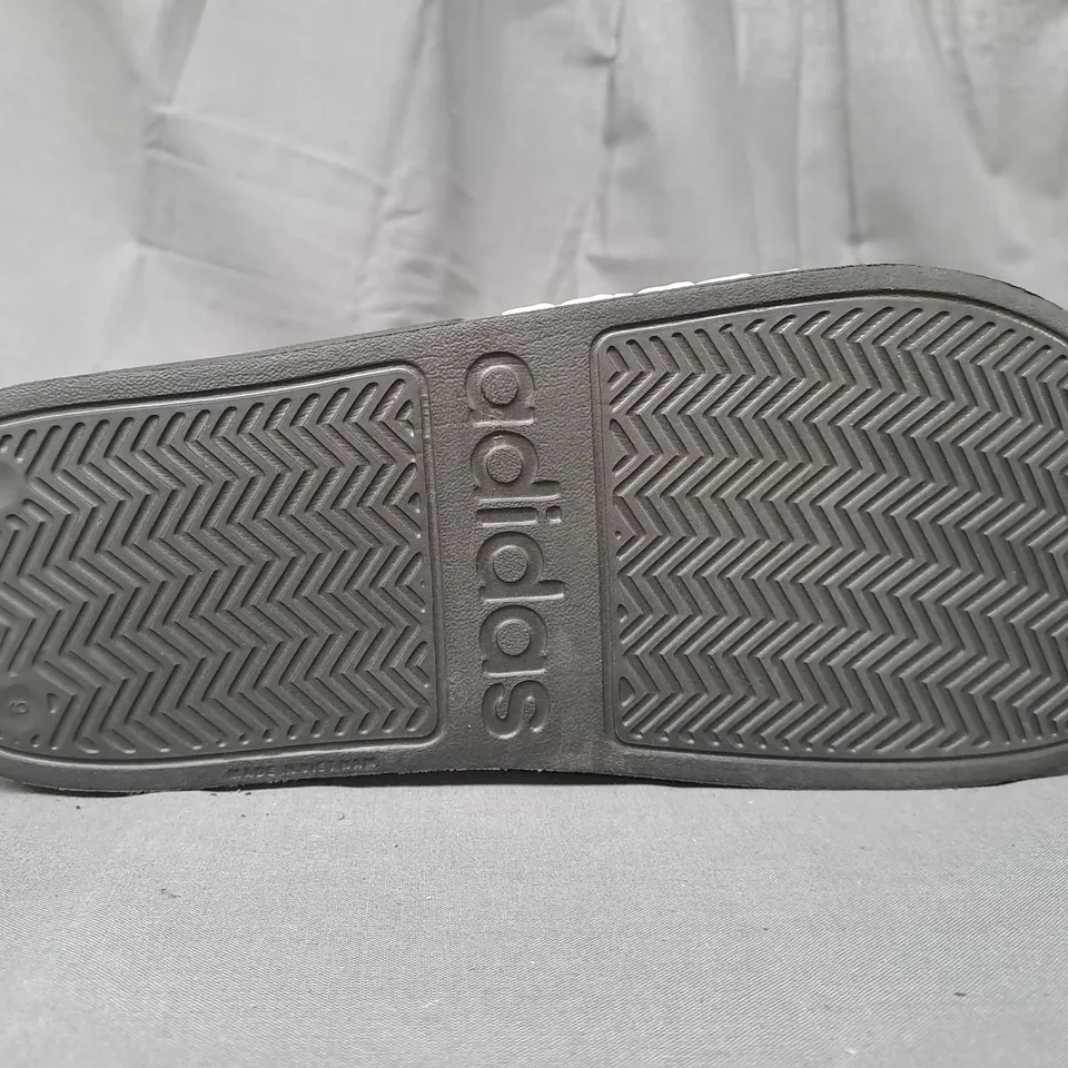 PAIR OF ADIDAS SLIDERS IN BLACK/CAMO UK SIZE 9