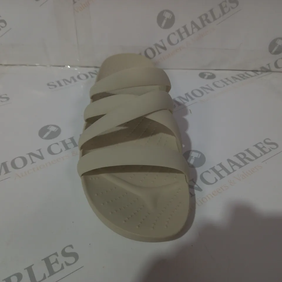 PAIR OF CROCS SPLASH STRAPPY OPEN TOE SANDALS IN BONE UK SIZE 8