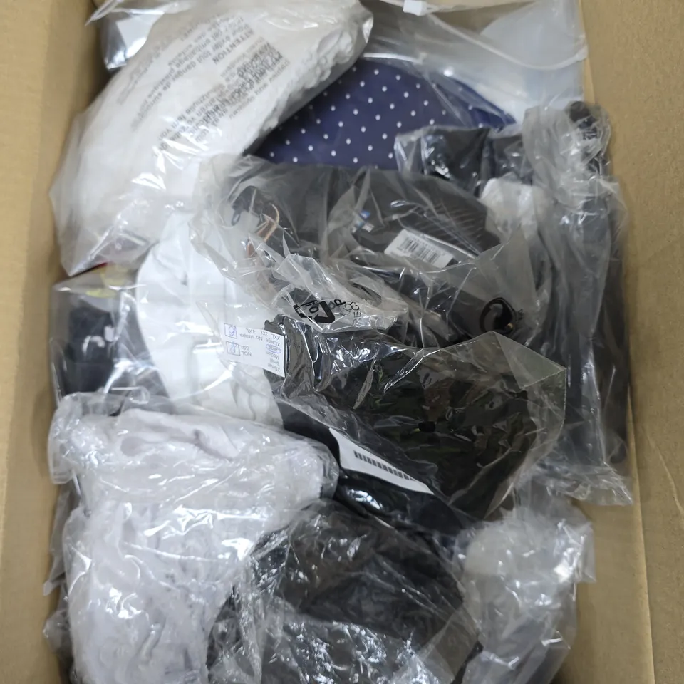 APPROXIMATELY 25 ASSORTED WOMEN'S CLOTHING PRODUCTS IN VARIOUS BRANDS TO INCLUDE SUSA, SLENDERELLA, NESSA, GUY DE FRANCE, ANITA ETC