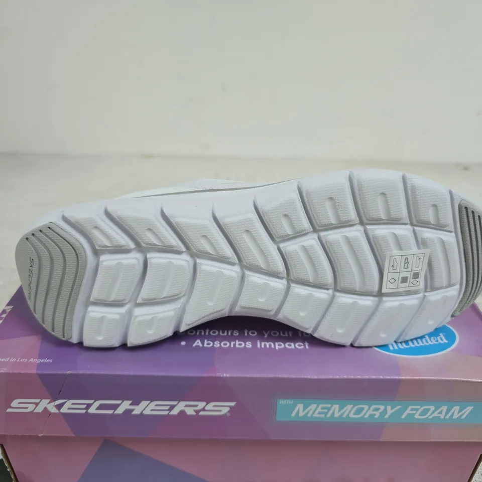 SKECHERS FLEX APPEAL 5.0 METALLIC LACE UP TRAINER SIZE 6 BOXED