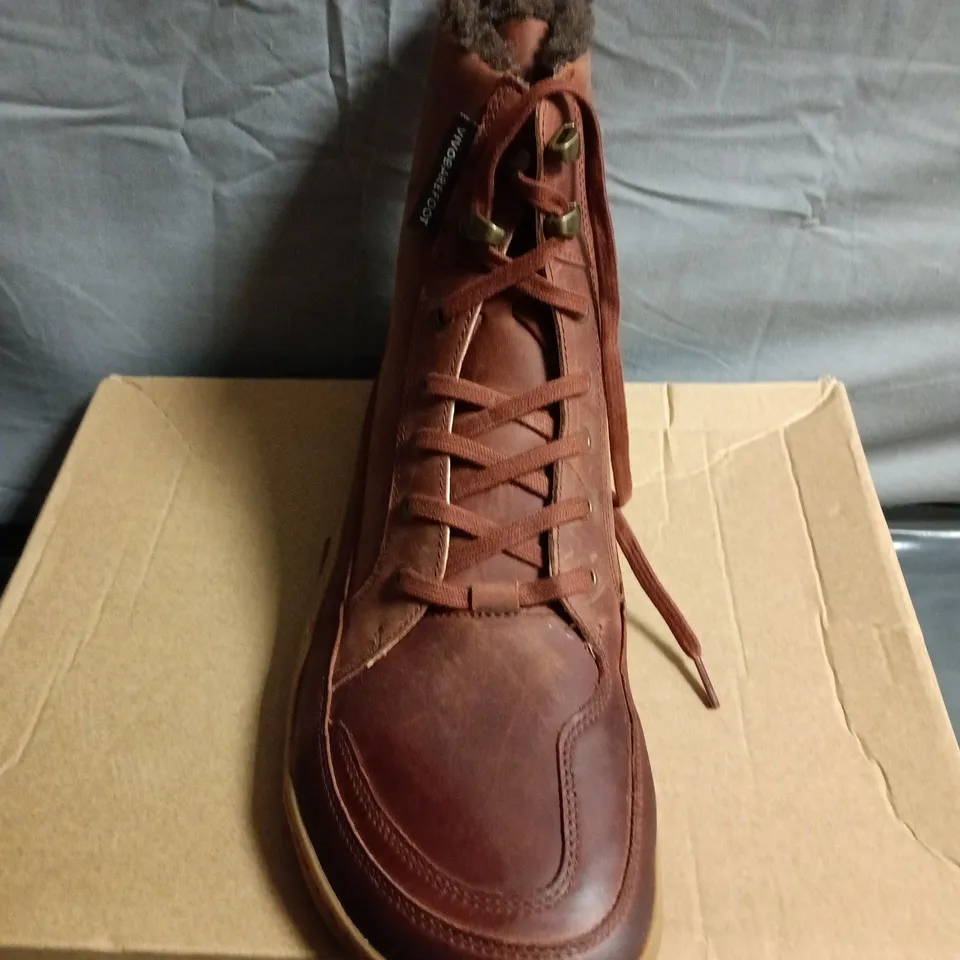 BOXED PAIR OF BROWN LEATHER WINTER BOOTS WITH FAUX FUR LINING - SIZE 45 - MENS 