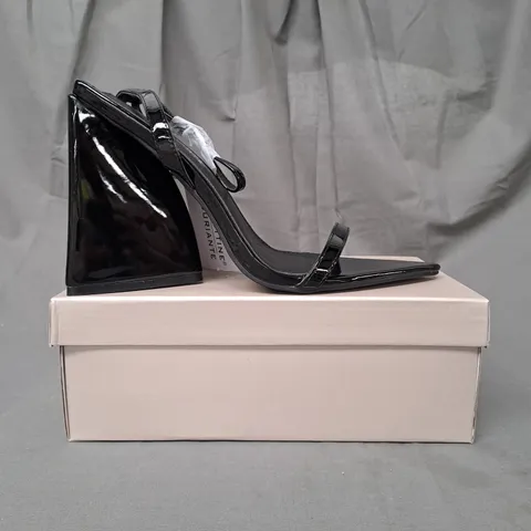 BOXED PAIR OF LA BOTTINE SOURIANTE TRIANGLE BLOCK HEEL OPEN TOE SANDALS IN GLOSSY BLACK EU SIZE 41