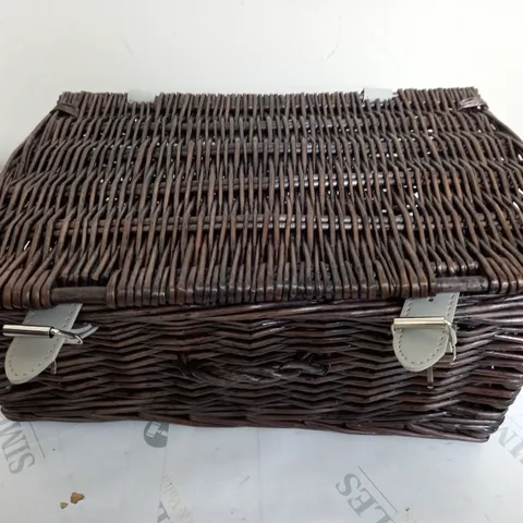 STRAP WOODEN BASKET