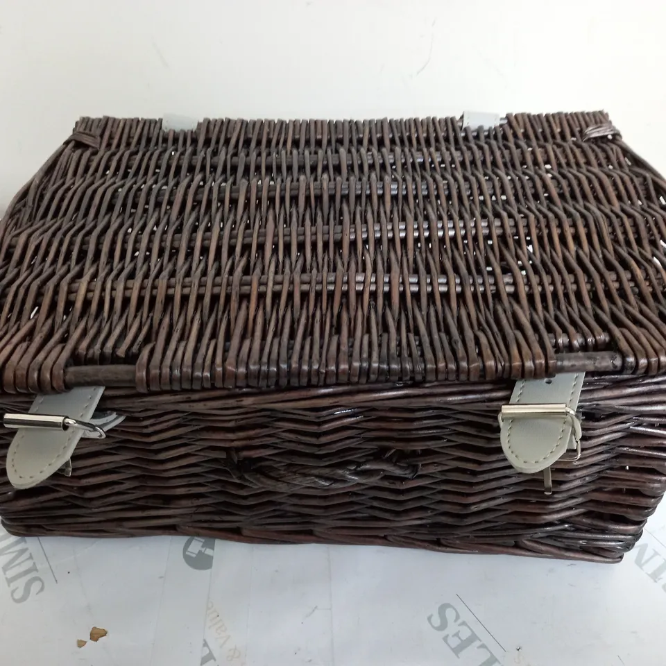 STRAP WOODEN BASKET
