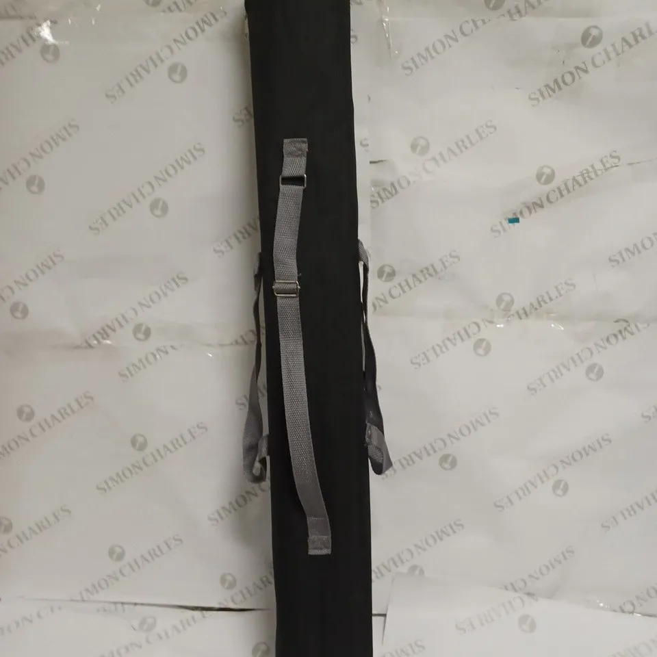 LOT TO INCLUDE A LARGE MOSQUITO SCREEN WITH CARRY BAG / SIZE: H2105MM, 860MM W, D285MM