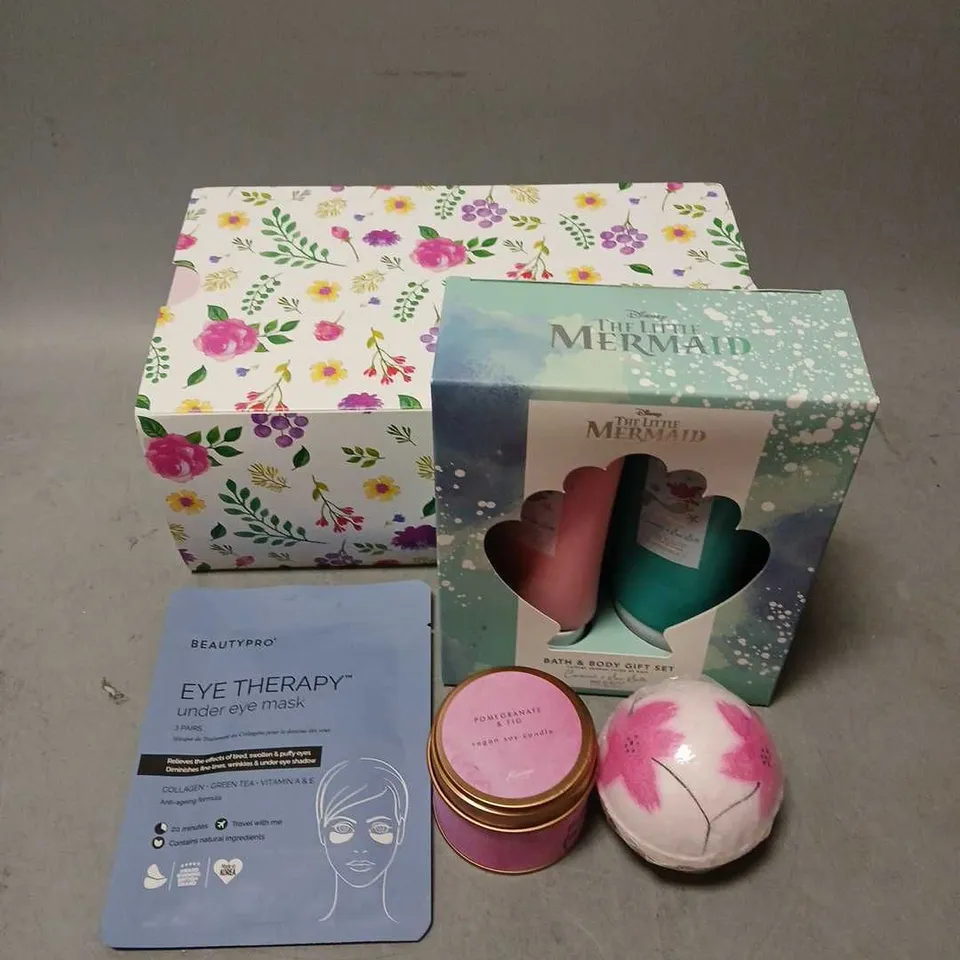 BOX OF APPROXIMATELY 4 ASSORTED COSMETIC PRODUCTS TO INCLUDE - DISNEY THE LITTLE MERMAID BATH & BODY GIFT SET - POMEGRANATE & FIG SOY CANDLE - CHERRY BLOSSOM BATH BOMB - ETC